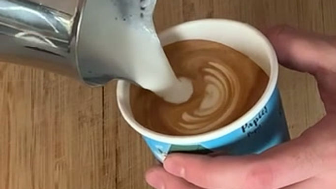 Latte Art gießen